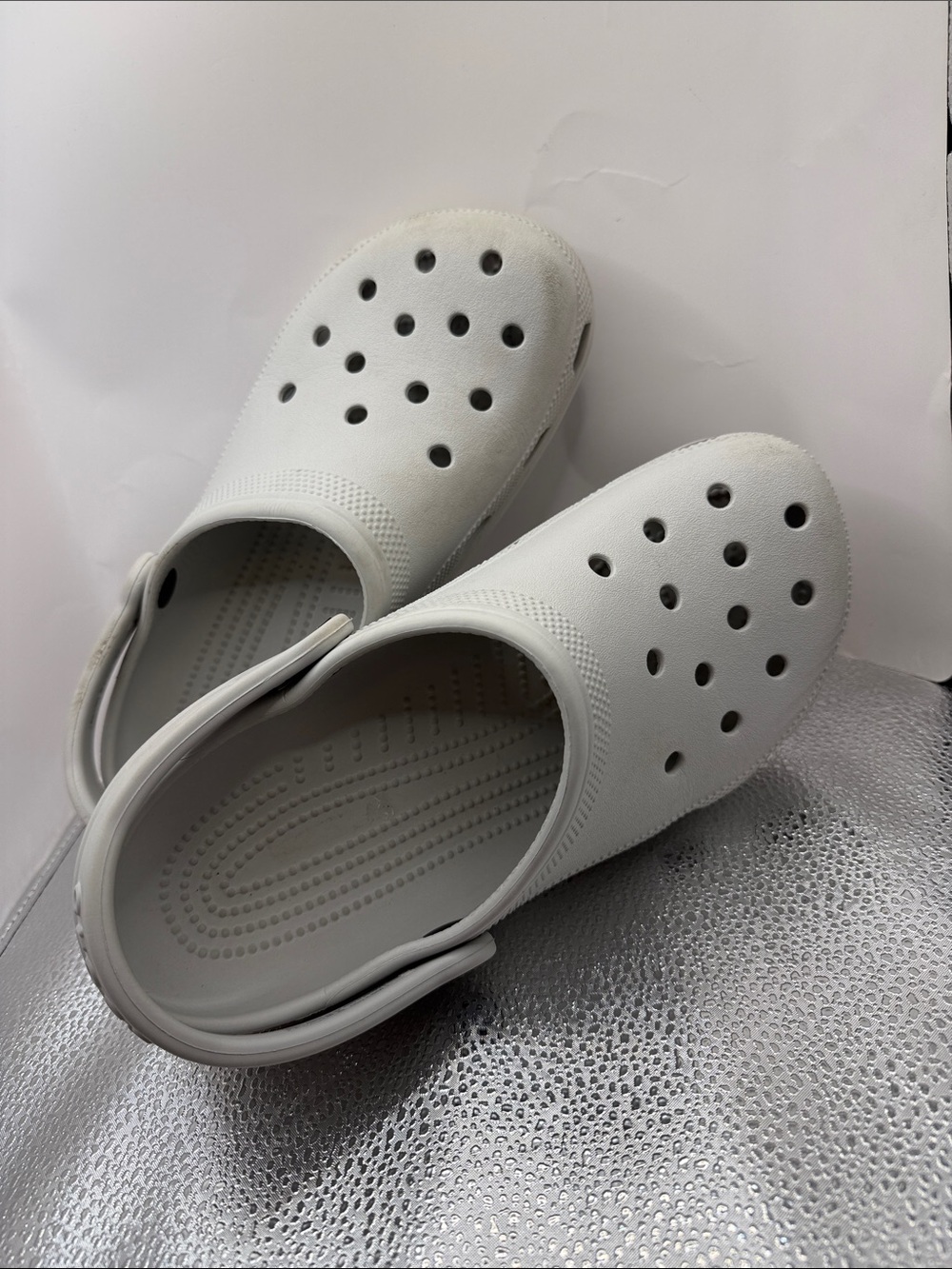 CROCS ClASSIC CLOGS - LIGHT GREY/CONCRETE ITEM IS UNISEX